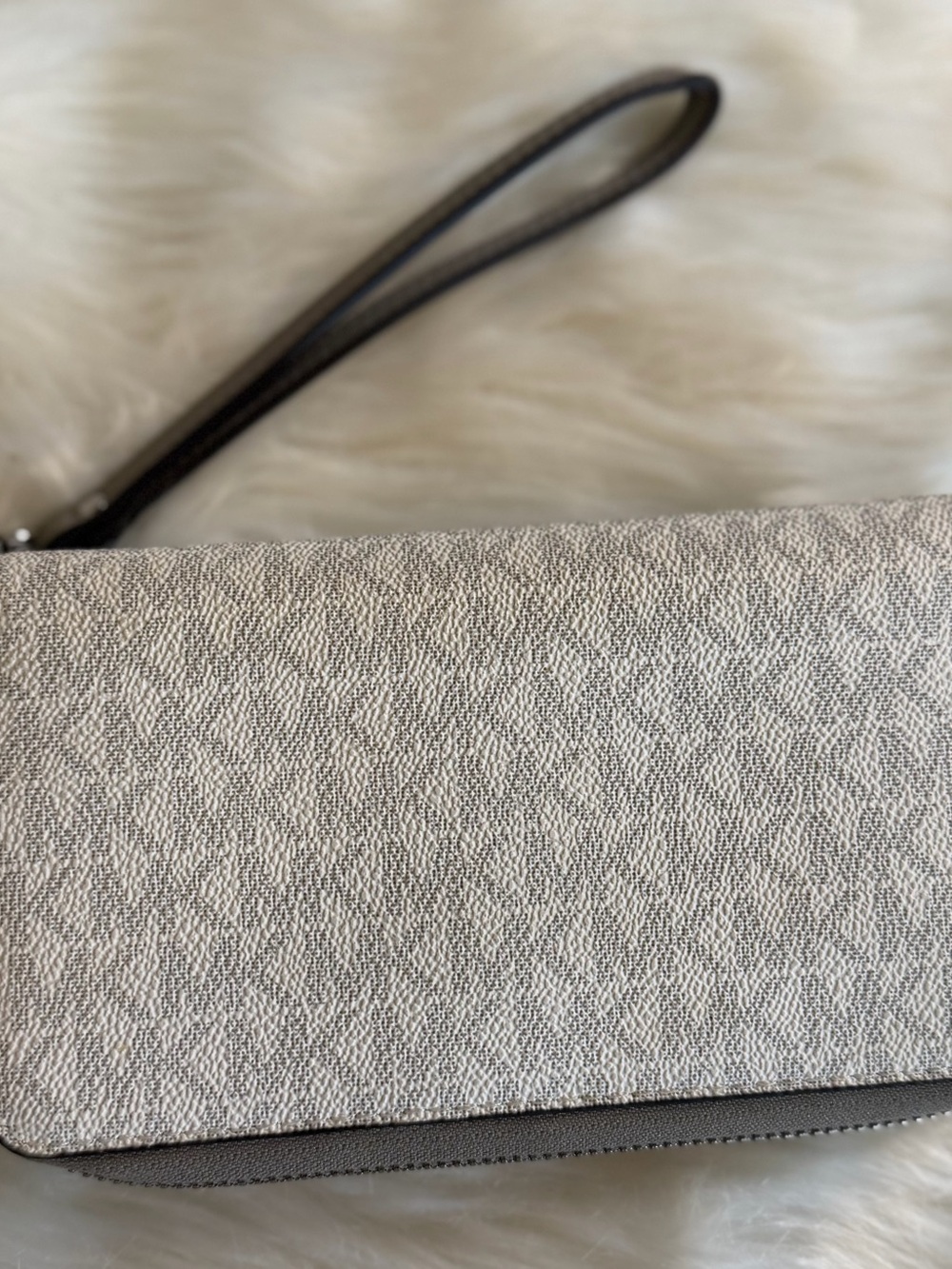 Michael Kors Silver Metallic Zip-Around Wristlet Wallet - Picture 2 of 3